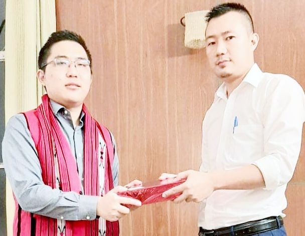 Nzanthung Odyuo presents tokens of appreciation to Richard Yanthan on behalf of Lotha Welfare Forum Delhi on August 9.